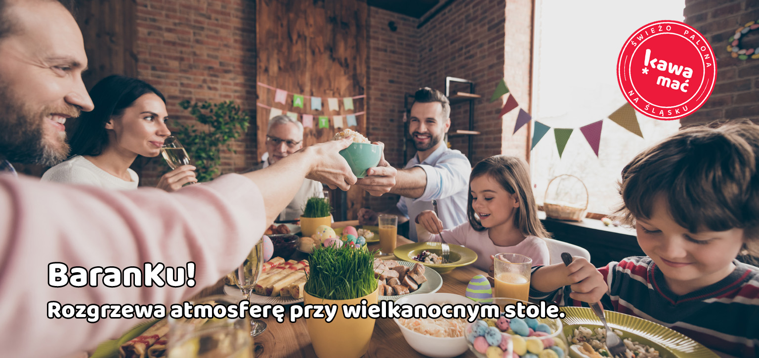 rodzina przy wielkanoncym śniadaniu pije kawę