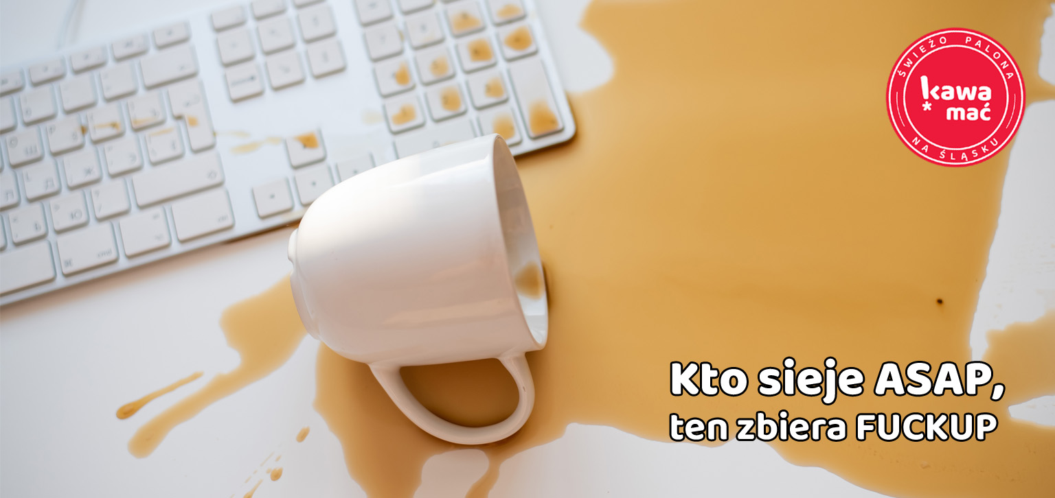przewrócona filiżanka i rozlana kawa na klawiaturze