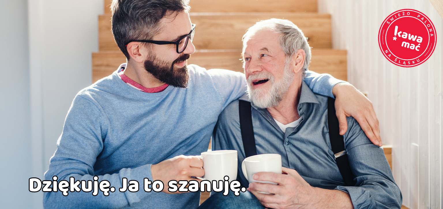 Ojciec z synem siedzą na schodach i piją kawę