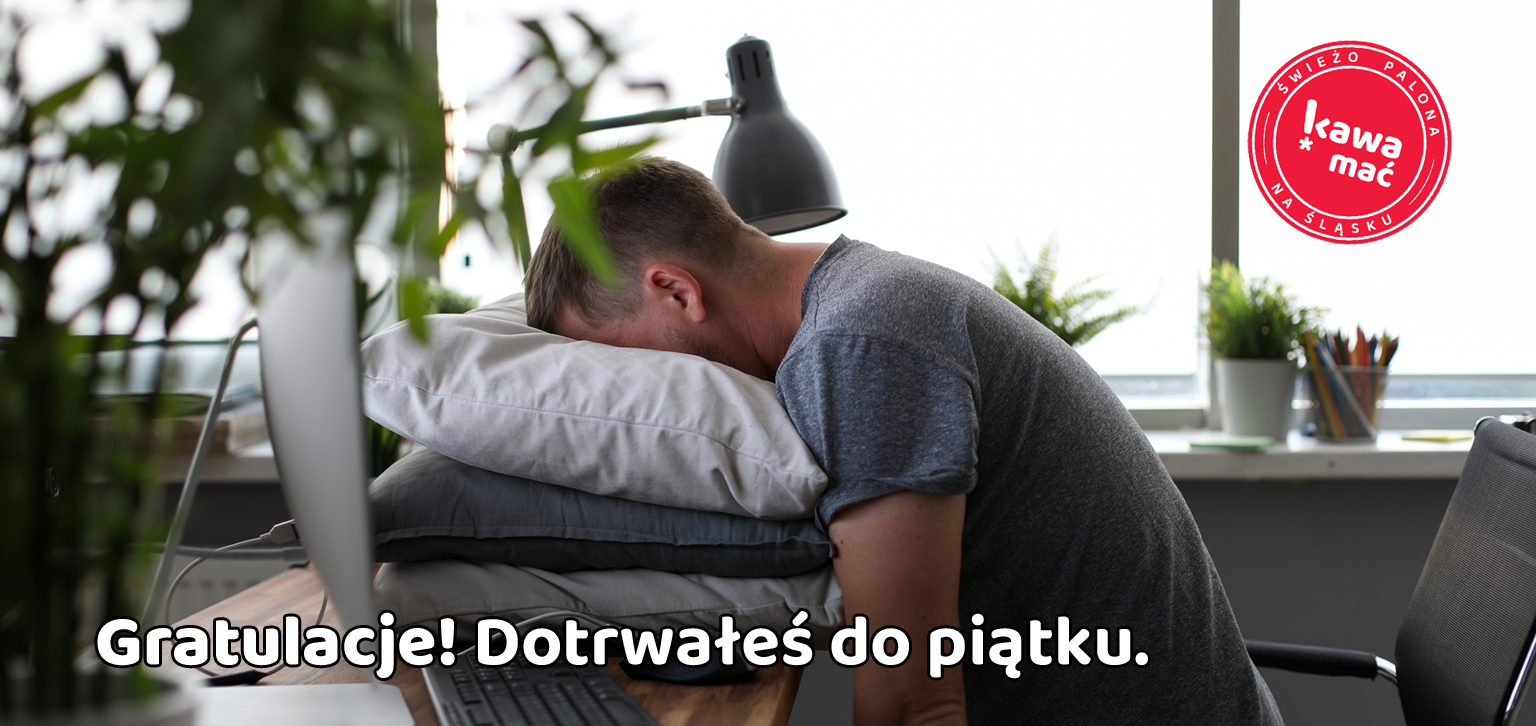 Zmęczony mężczyzna zasnął na stosie poduszek ułożonych na klawiaturze