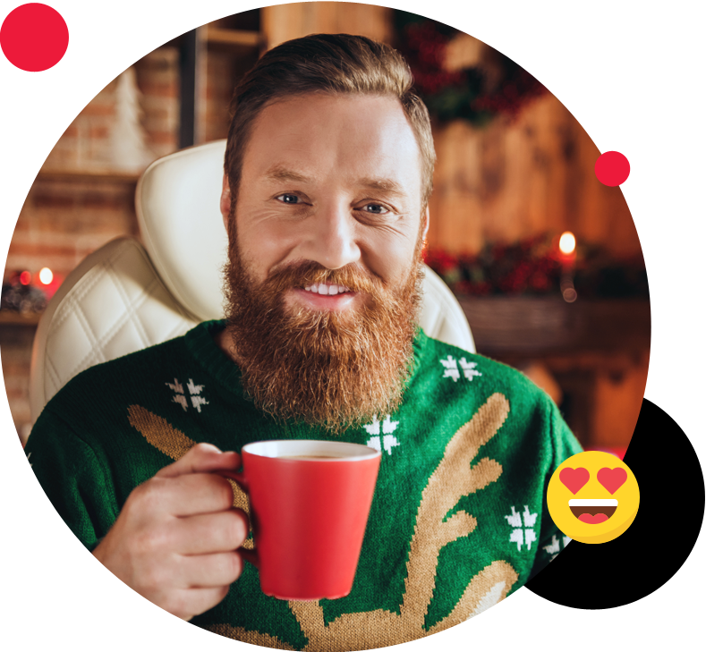 mężczyzna w świątecznym swetrze pije kawę - cupping
