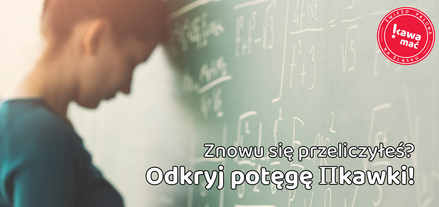 kobieta stoi przy tablicy i wykonuje wyliczenia