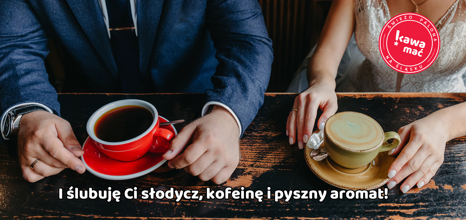 para młoda pije kawę