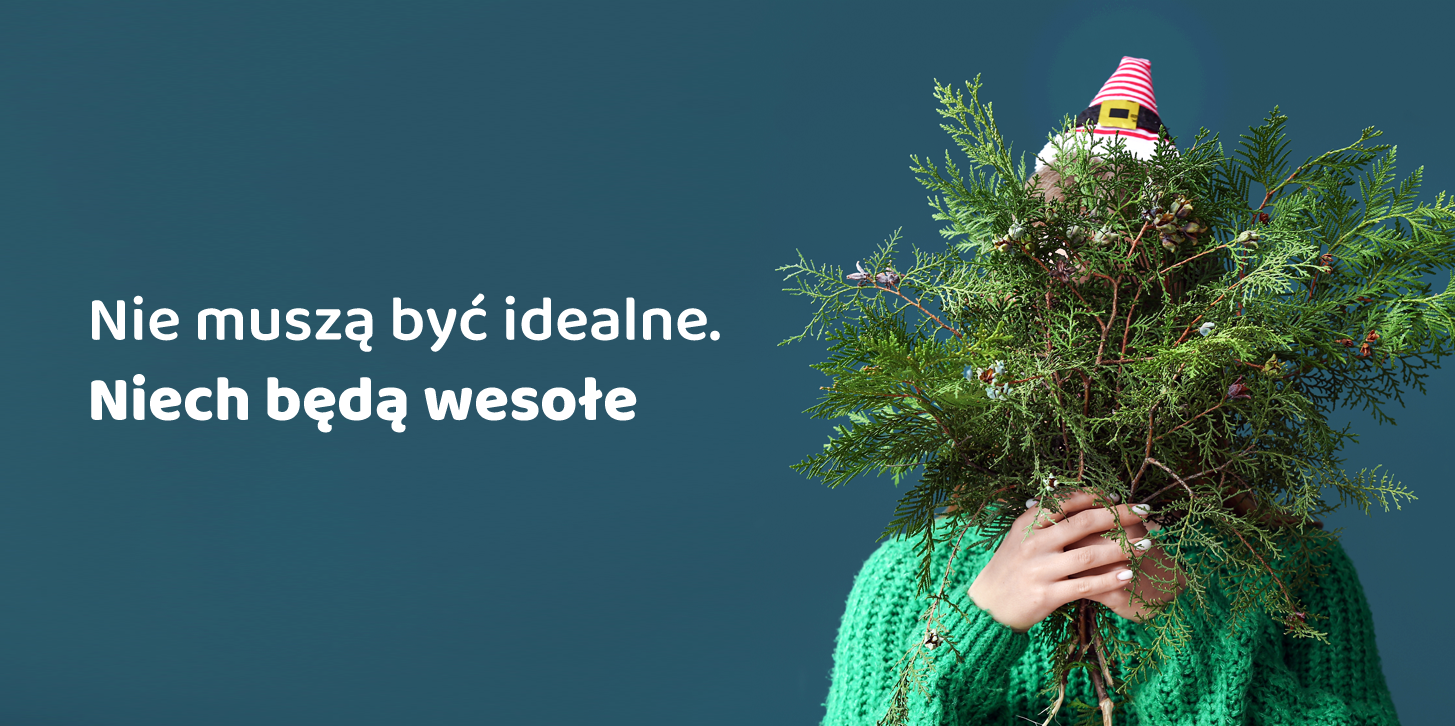 święta wesołe, nieidealne - człowiek schowany za choinką