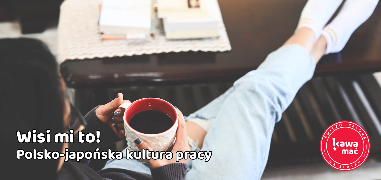kobieta siedzi w pracy z nogami na biurku i trzyma w rękach filiżankę z kawą